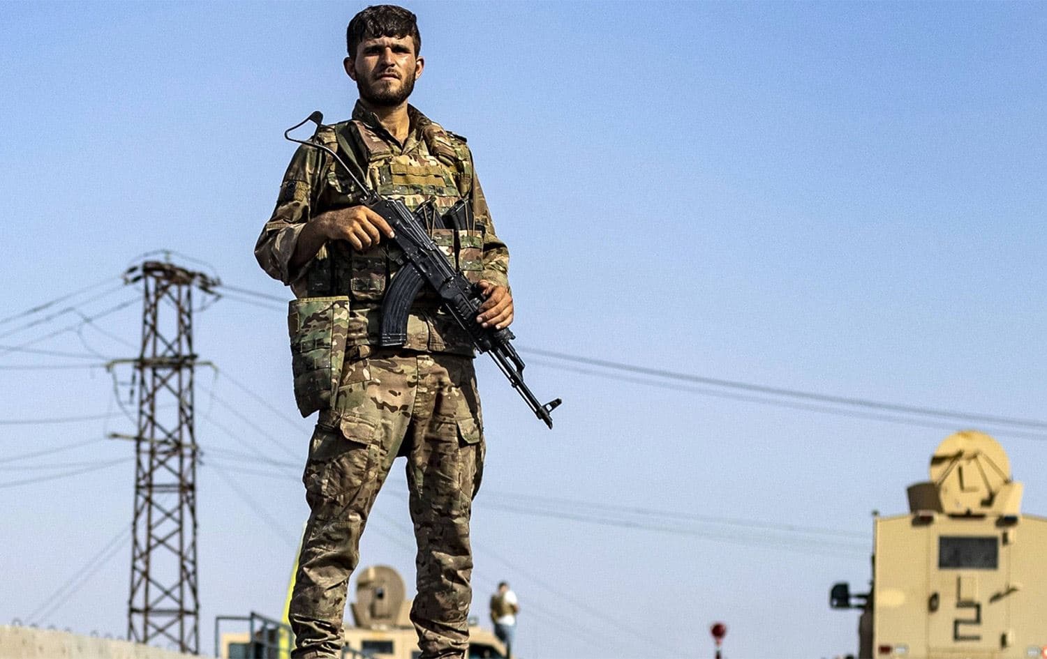 ئەندامێکی هێزەکانی سووریای دیموکرات لە دێرەزوور. وێنە: AFP