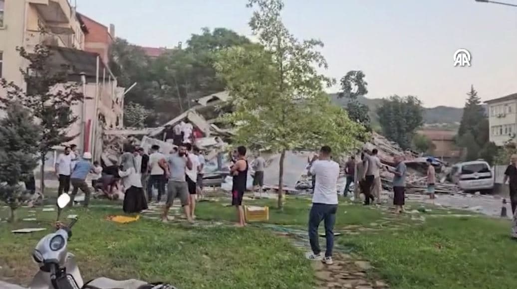 دیمەنێکی زیانەکانی بوومەلەرزەکە