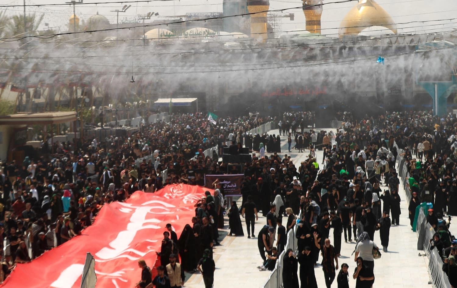 موسڵمانانی شیعە مەزهەب لە کەربەلا. وێنە: AFP