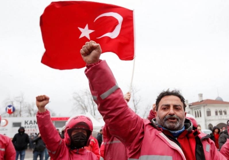 ژمارەیەک کارمەند لە ئیستەنبووڵ بۆ داواکردنی مووچەی بەرزتر خۆپێشاندان دەکەن، لە ساڵی 2022. وێنە: Reuters