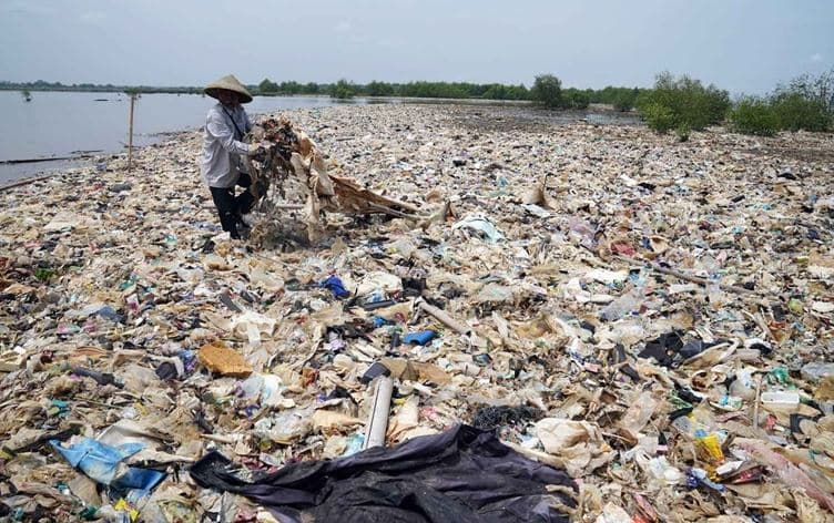 Endonezya'da gölde plastik atık toplayan bir kişi Foto: Owen Humphreys / PA