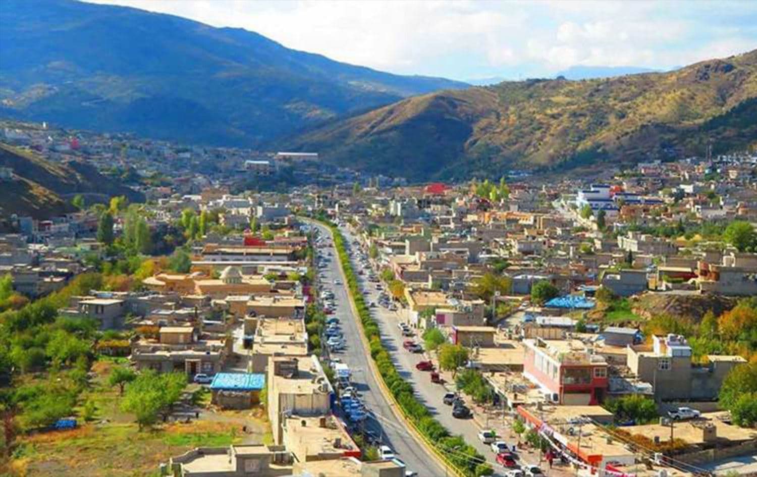 İki gencin bir elektrik direğine astığı "Koyle Köyü'ne Hoş Geldiniz" yazılı tabelanın fotoğrafı, sosyal medyada hızla yayılarak tartışmalara neden olmuştu