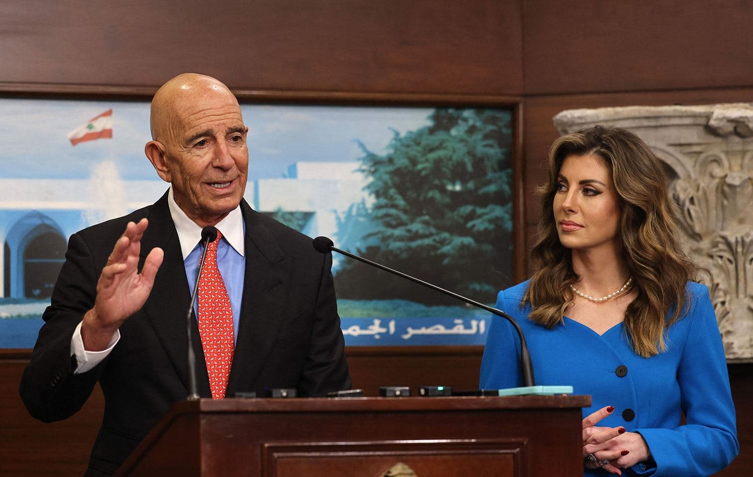 Tom Barrack (solda) 26 Ağustos 2025'te Lübnan Cumhurbaşkanı ile yaptığı görüşmenin ardından ABD'nin Ortadoğu Özel Temsilci Yardımcısı Morgan Ortagus eşliğinde bir açıklama yaparken. / Foto: ANWAR AMRO / AFP