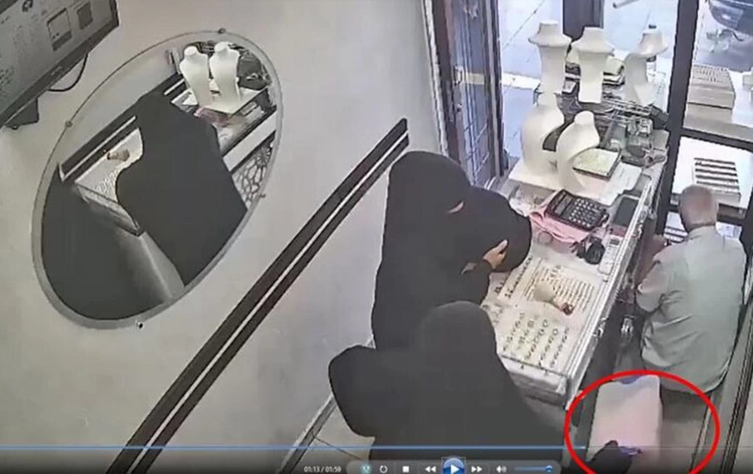 Kuyumcunun dikkatini dağıtıp 2.5 kilo altını çaldılar!