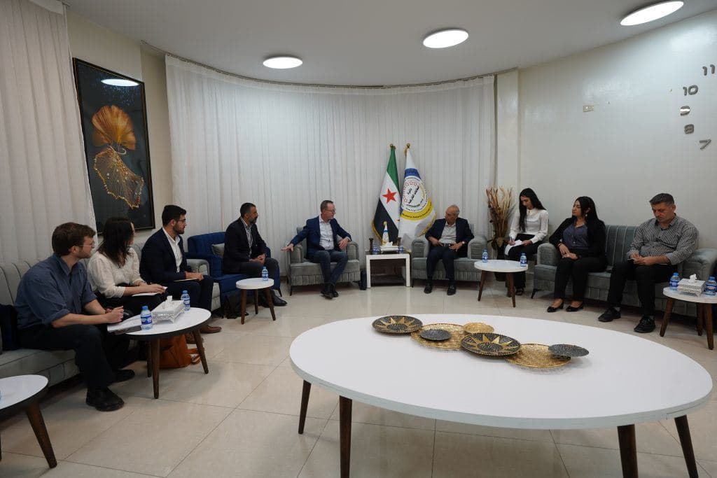 Senatör David Shoebridge liderliğindeki bir Avustralya heyeti Rojava’yı ziyaret etti. / Foto: Rojava Dış İlişkiler Ofisi
