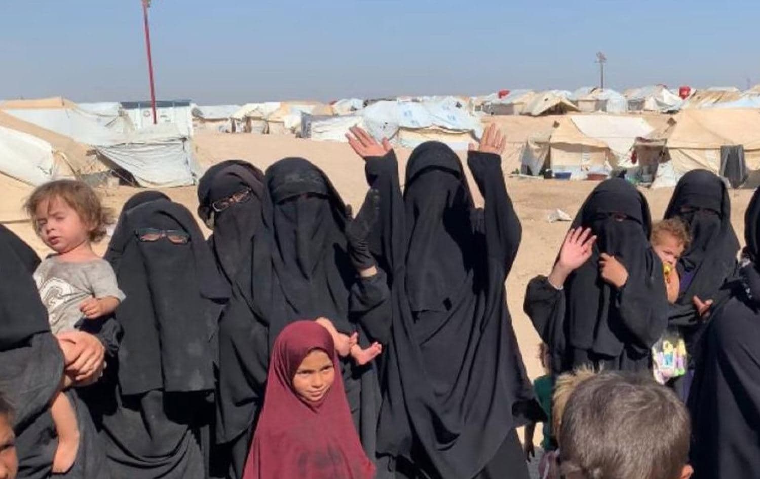 ژمارەیەک ژن و منداڵی چەکدارانی داعش لەنێو کەمپێک