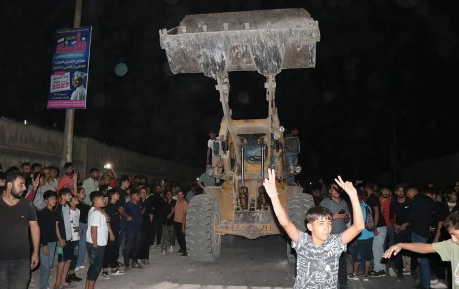 Barikatların kaldırılması için gösteri düzenleyen halk. / Foto: ANHA
