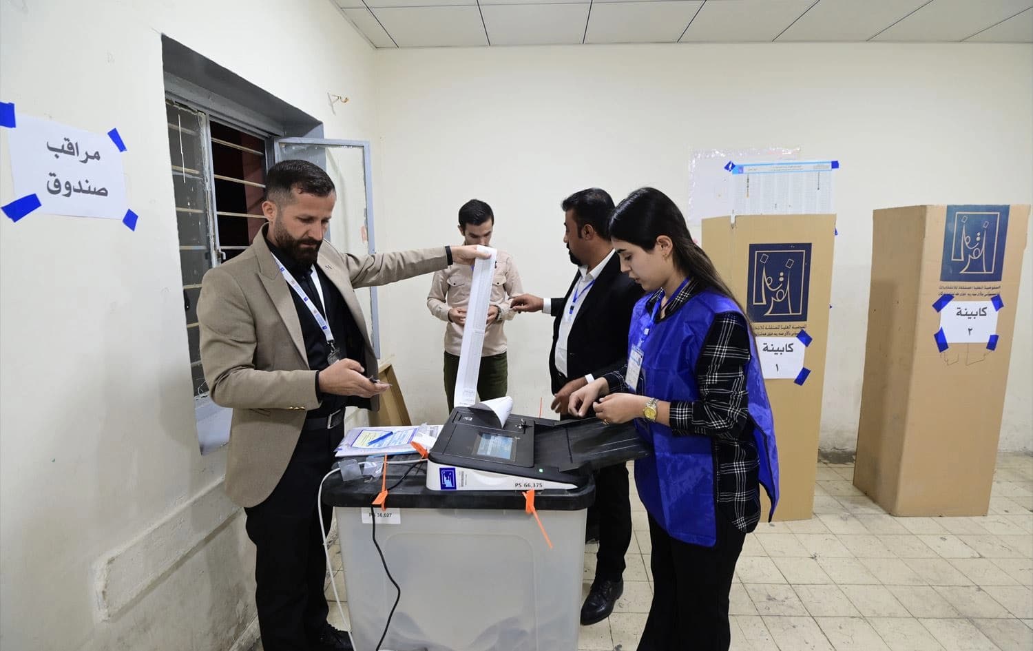 چەند کارمەندێکی سەر سندووقەکانی دەنگدان. وێنە: بڵند تاهیر- ئەرشیفی رووداو