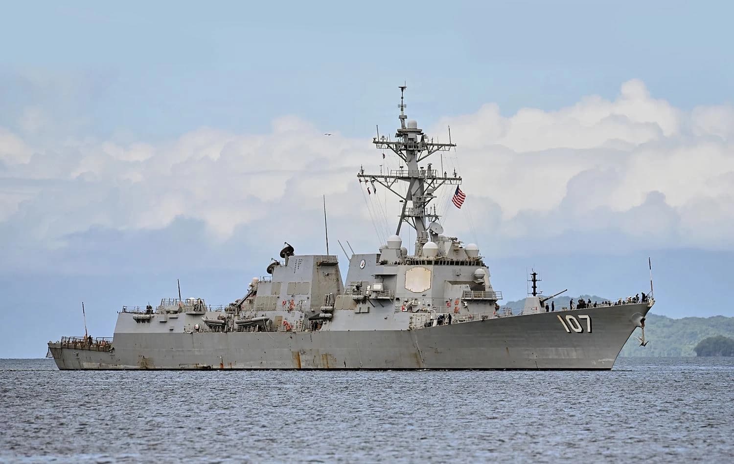 USS Gravely destroyeri 26 Ekim 2025 Pazar günü Trinidad ve Tobago'nun Port-of-Spain kentindeki askeri tatbikat için limana yanaşıyor. (AP/Robert Taylor)