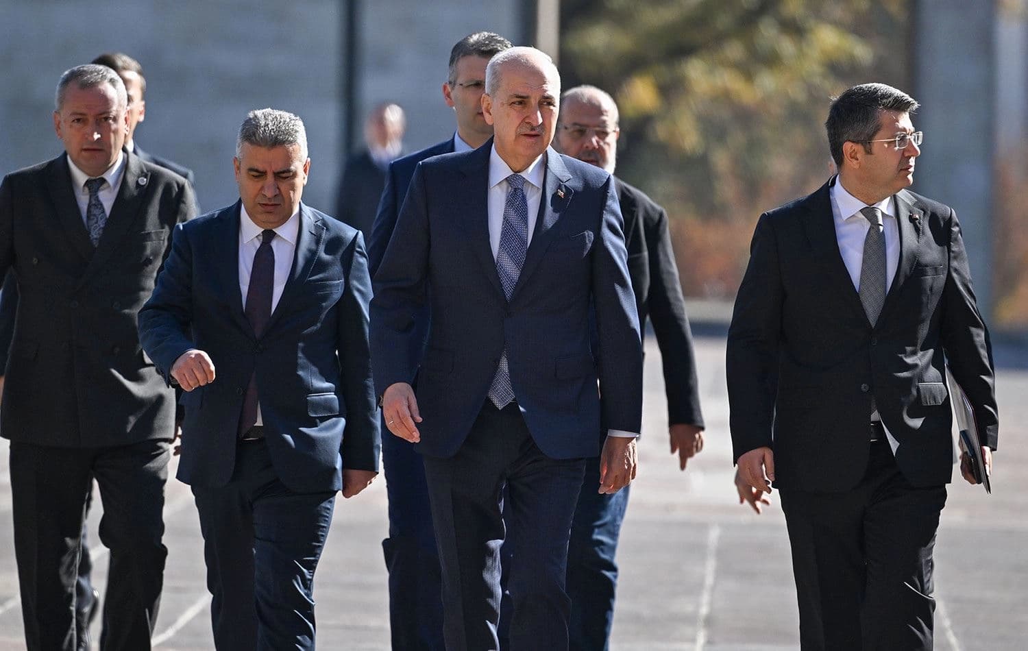 Meclis Başkanı Kurtulmuş komisyon toplantısına giderken. / AA