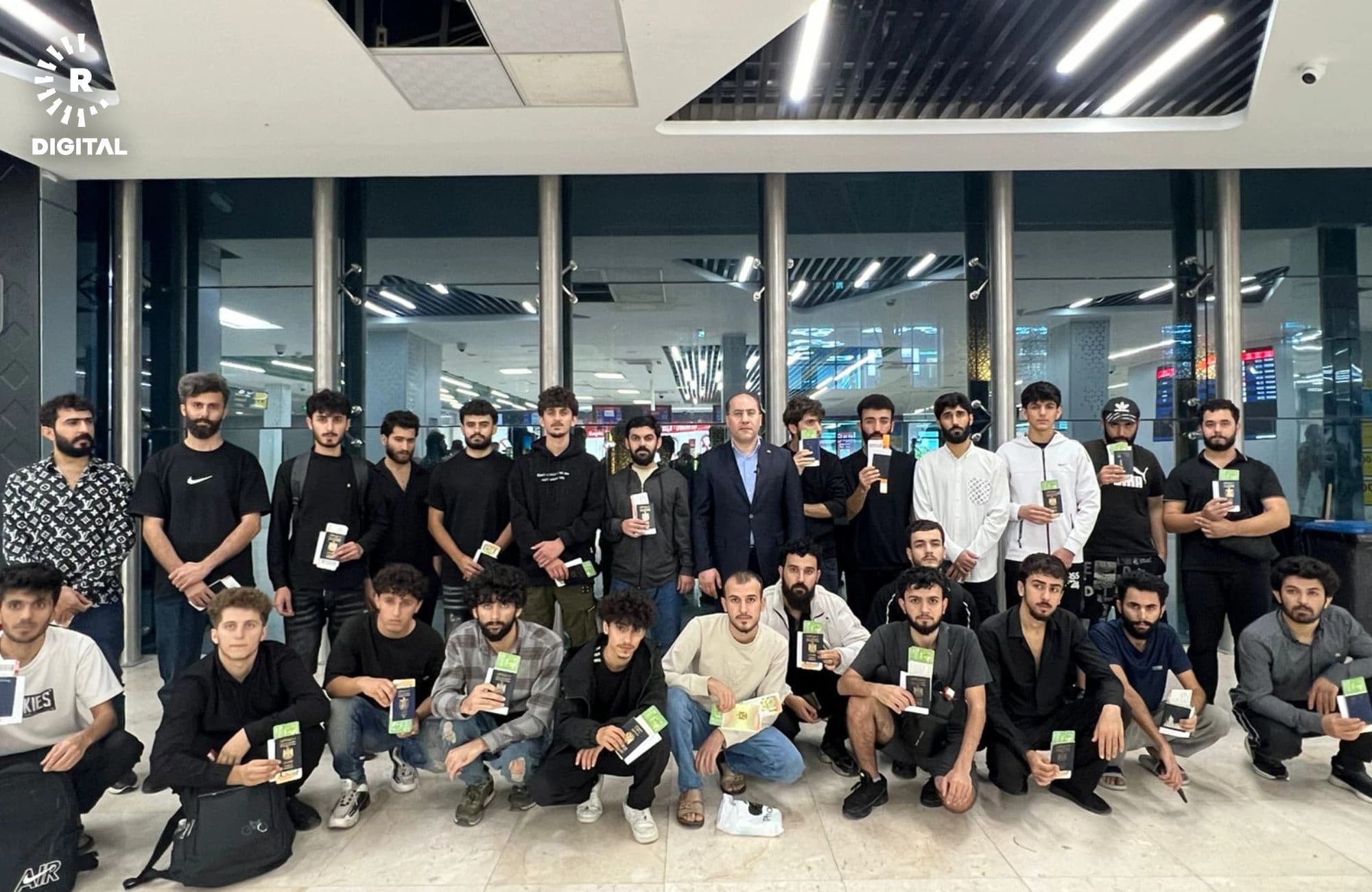 Foto: Irak'ın Trablus Büyükelçiliği Maslahatgüzarı Dr. Ahmed el-Sahaf ve Erbil'e geri gönderilen 25 Kürt genci
