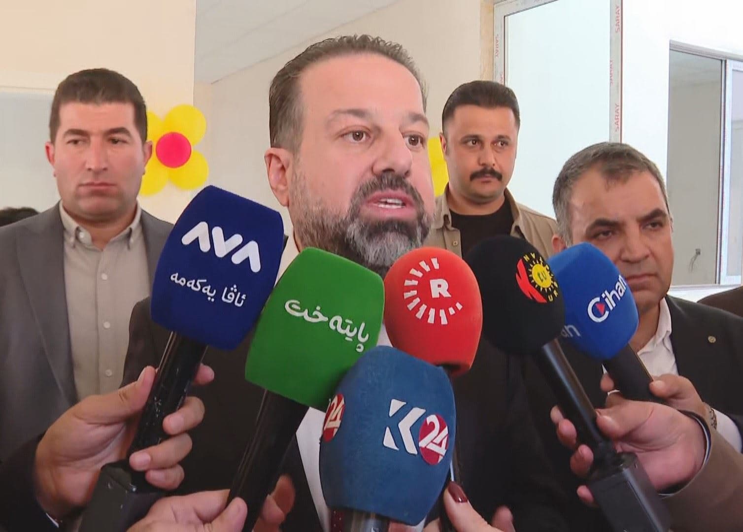 Başbakan Mesrur Barzani'nin yardımcısı ve eski Maliye Bakanı Rebaz Hamlan (ortada) açıklama yaparken. / Rûdaw