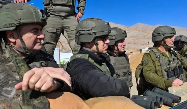 بنیامین نەتەنیاهوو، سەرۆکوەزیرانی ئیسرائیل و شاندێکی یاوەری لە باشووری سووریا لە رۆژی 19-11-2025. وێنە: Kobi Gideon/GPO