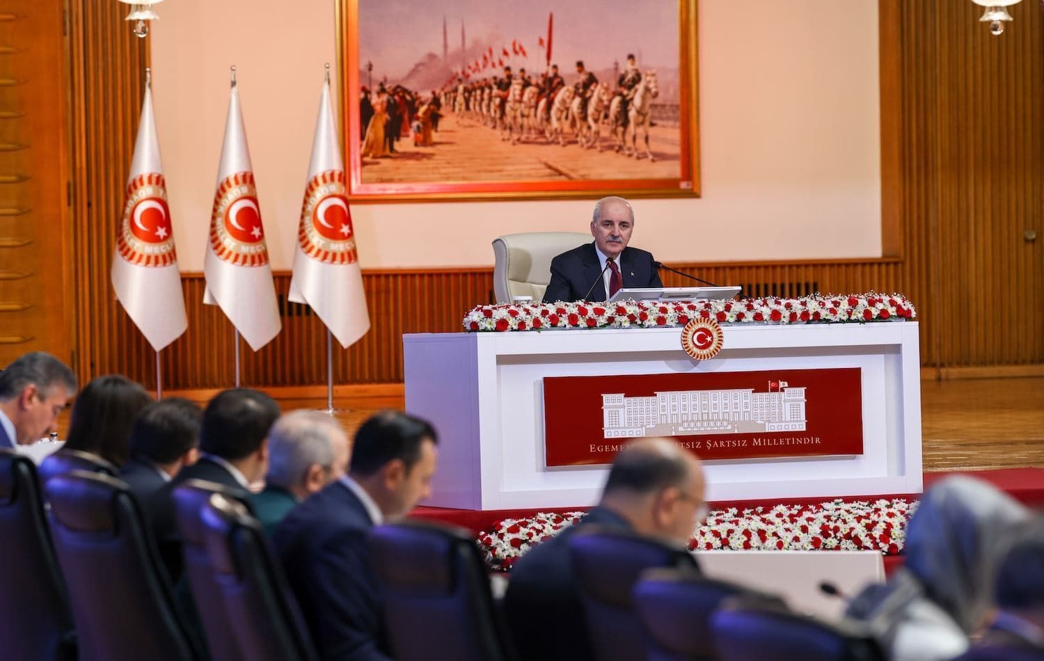 وێنەی سەرۆکی پەرلەمانی تورکیا کە سەرکردایەتیی کۆبوونەوەی کۆمیسیۆنەکە دەکات