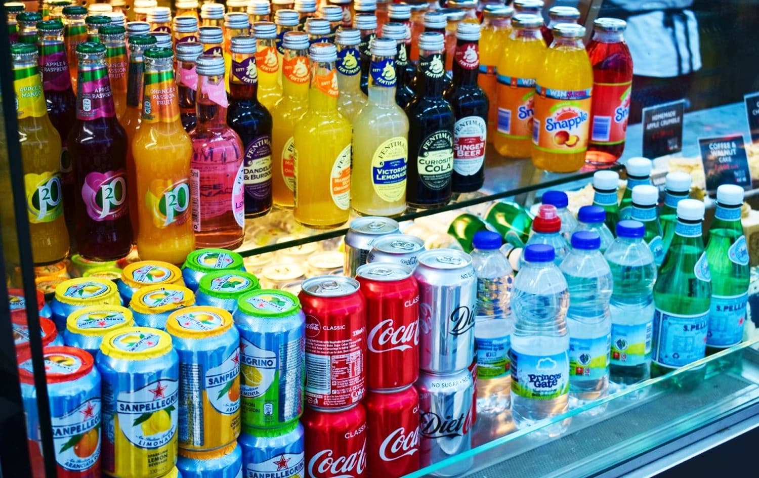 بەشێک لە خواردنەوە گازی و شیرینەکان. وێنە: NHE
