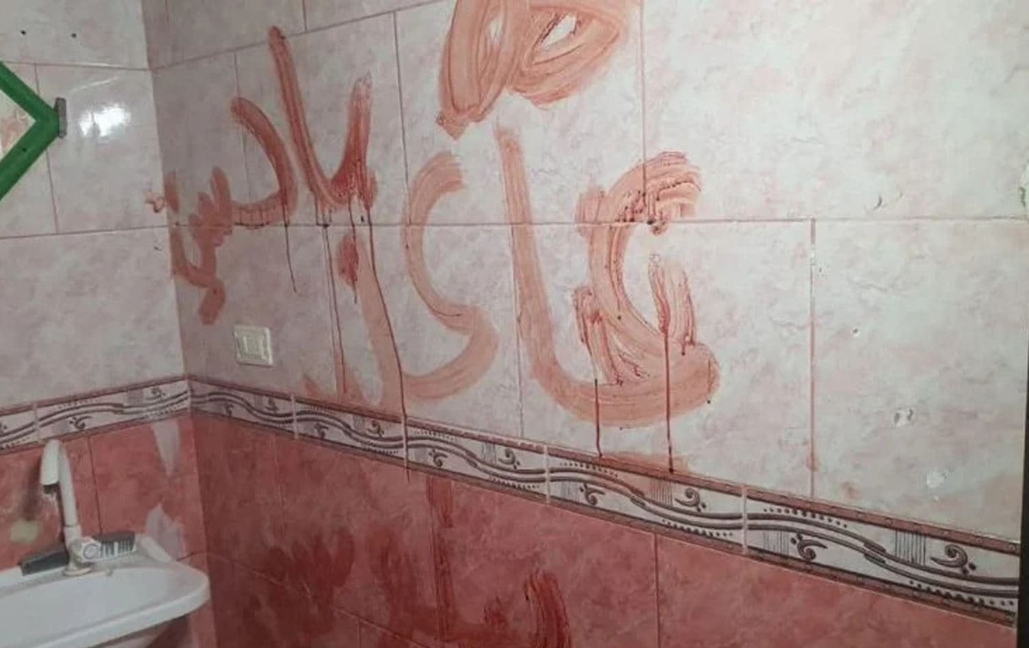 دوای کوشتنی ژن و مێردەکە، تاوانبارەکە بە خوێنی ئەوان لەسەر دیوار دەنووسێت.