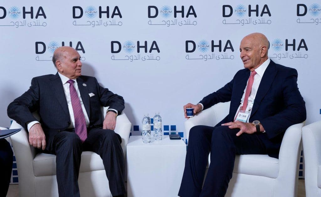 Fuad Hüseyin (solda) ve Tom Barrack Doja'da bir panele katıldı..