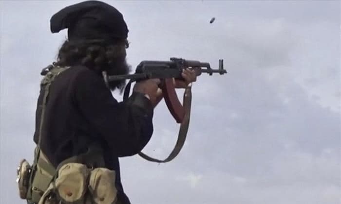 وێنەی چەکدارێکی داعش لەکاتی تەقەکردندا، وێنەکە لە ڤیدیۆکانی پێشووی ئەو رێکخراوە تیرۆریستییەوە وەرگیراوە