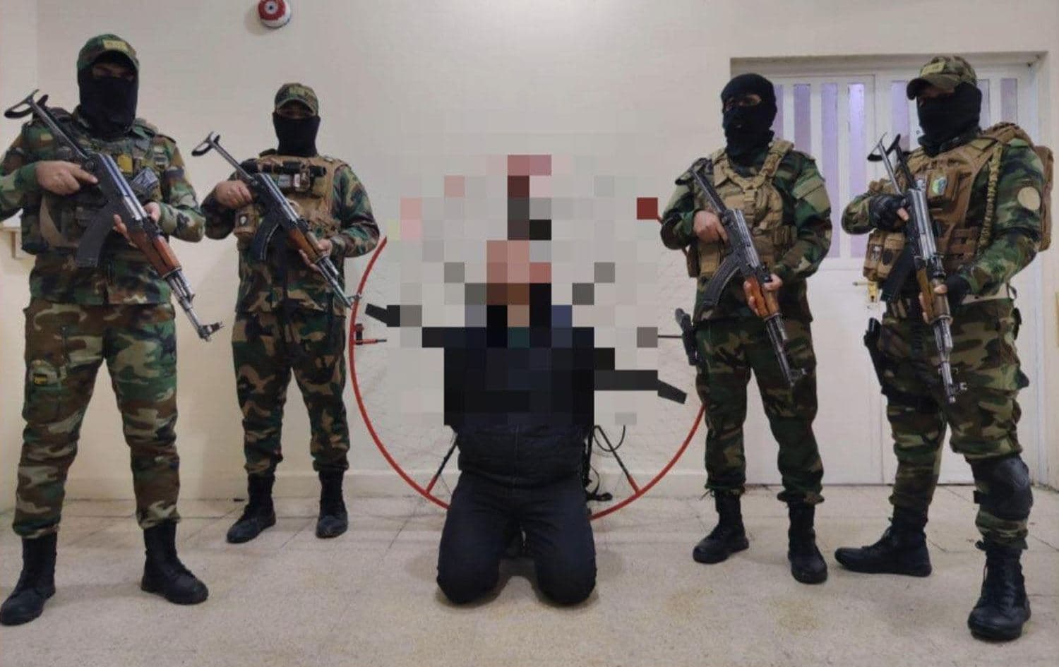 وێنەی ژمارەیەک لە ئەندامانی هێزە ئەمنییەکان و ئەو کەسەی دەستگیریان کردووە