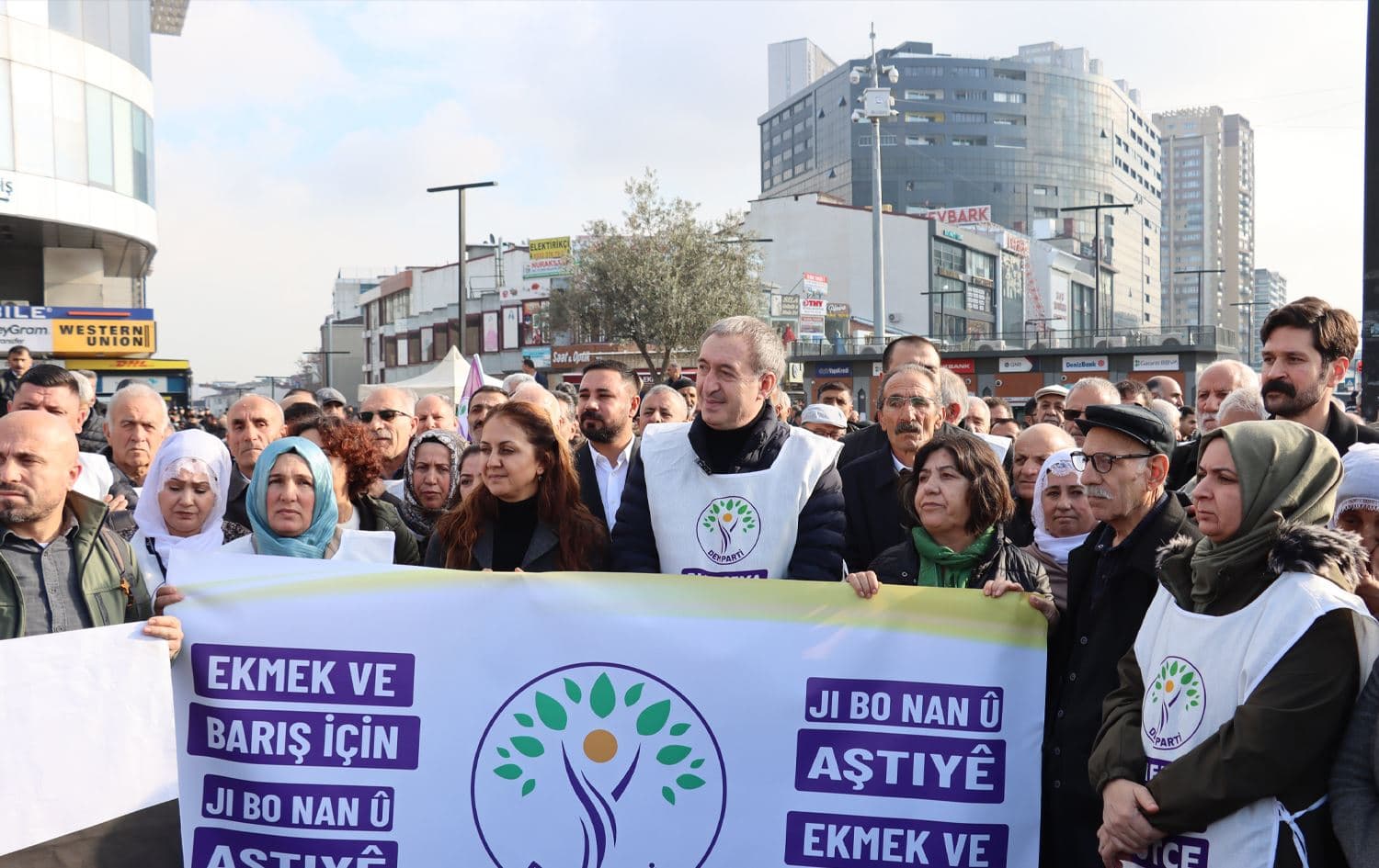 تونجەر باکرهان، هاوسەرۆکی دەم پارتی بە رێپێوان لەگەڵ ئەندامانی پارتەکەی چوونە بەردەم پەرلەمان.