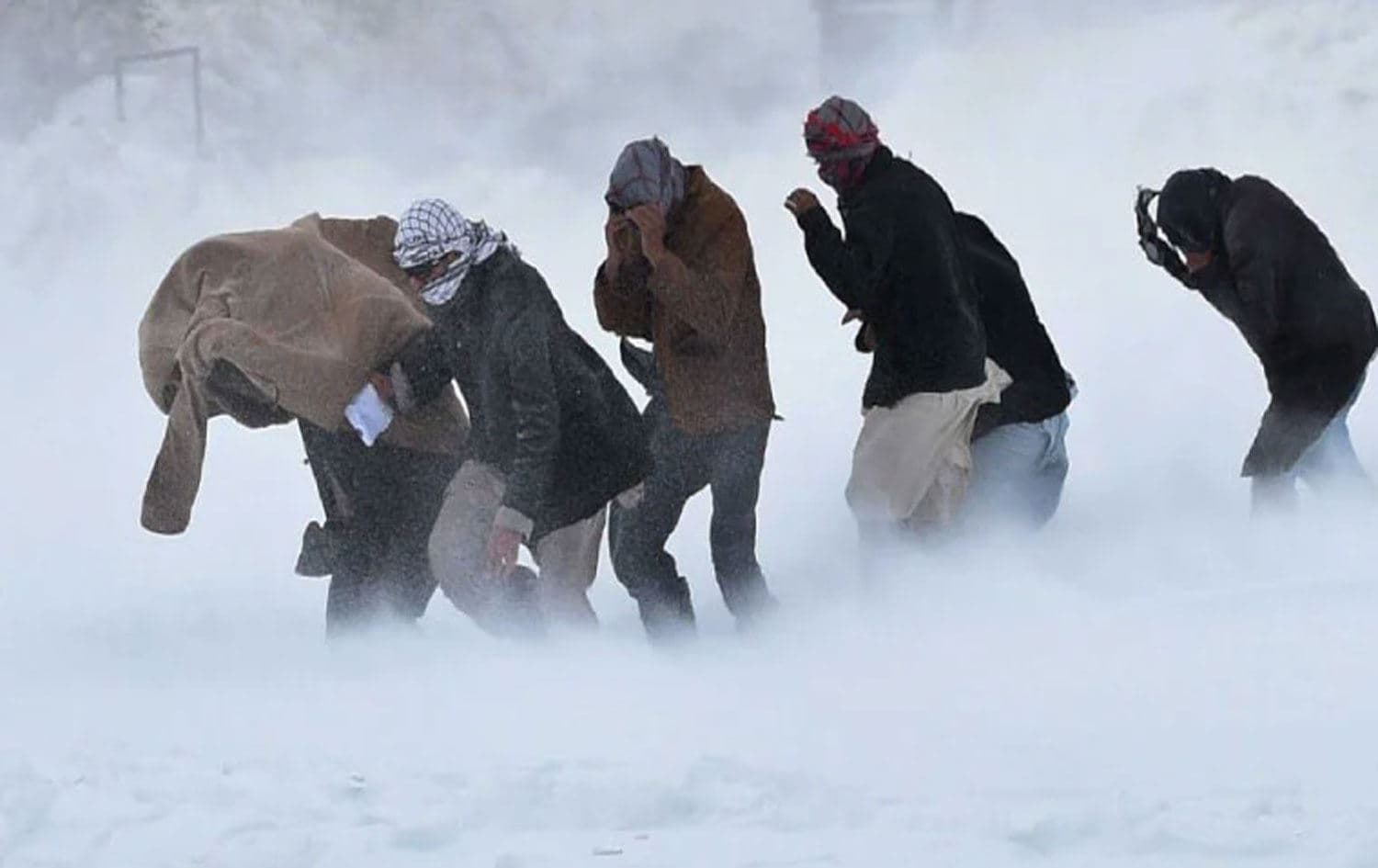 Afganistan'ın batısındaki Herat vilayetinde, yasadışı yollardan İran'a geçmeye çalışan üç Afgan göçmen, dondurucu soğuklar nedeniyle hayatını kaybetti.
