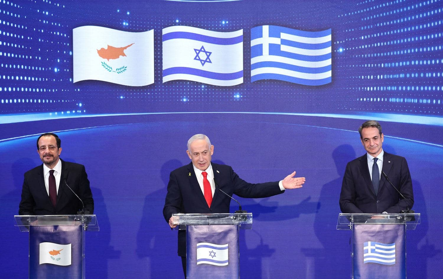 İsrail Başbakanı Benyamin Netanyahu (ortada), Kıbrıs Cumhurbaşkanı Nikos Christodoulides (solda) ve Yunanistan Başbakanı Kyriakos Mitsotakis (sağda), 22 Aralık 2025'te Kudüs'te yapılan üçlü toplantının ardından ortak bir basın toplantısı düzenledi. (FOTO: ABIR SULTAN / AFP)