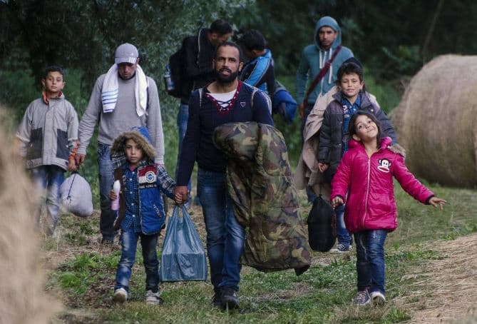 کۆچبەران لەسەر سنووری نێوان هەنگاریا و سڕبیا. وێنە: AFP