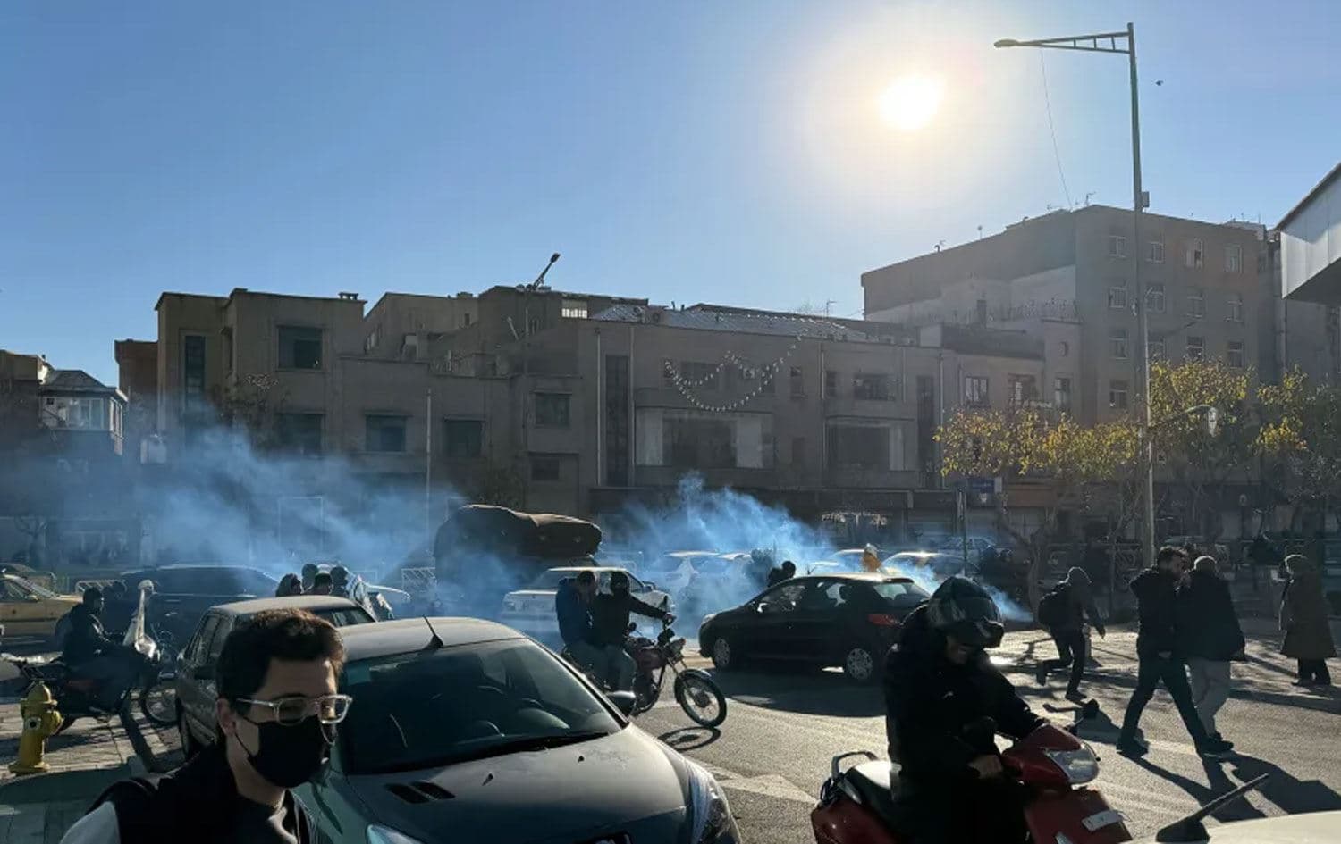 İran'da pazartesi günü Tahran'da esnaf ve tüccarlar ekonomik koşulları protesto ederken, çevik kuvvet polisi göz yaşartıcı gaz kullandı. EPA/Shutterstock