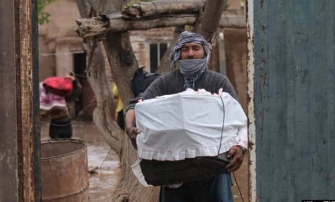 پیاوێکی ئەفغانستانیی زیانبەرکەوتووی لافاو. وێنە: AP