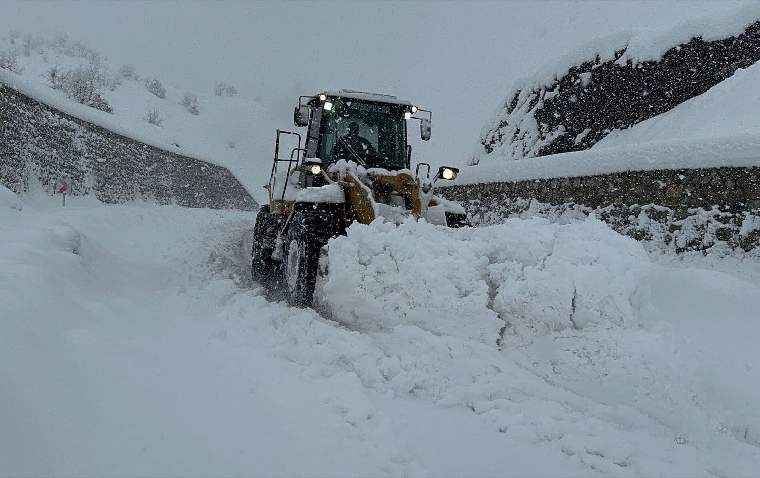 Hakkari'nin Derecik ilçesinde yol açma çalışmasından kare - AA