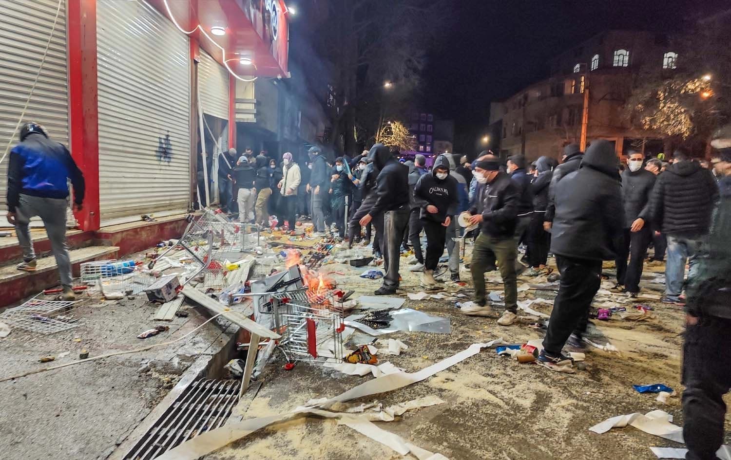 Kirmanşan'da göstericiler yolları trafiğe kapattı Foto: Kamran / AFP