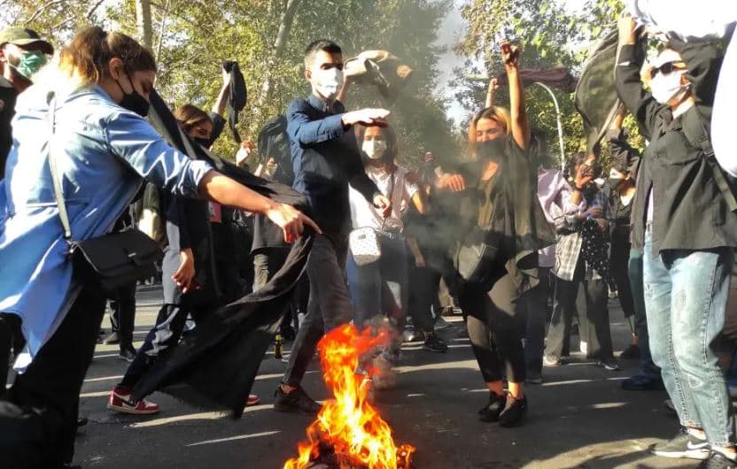 زیاتر لە دوو هەفتەیە خۆپێشاندانەکان لە ئێران و رۆژهەڵاتی کوردستان بەردەوامن