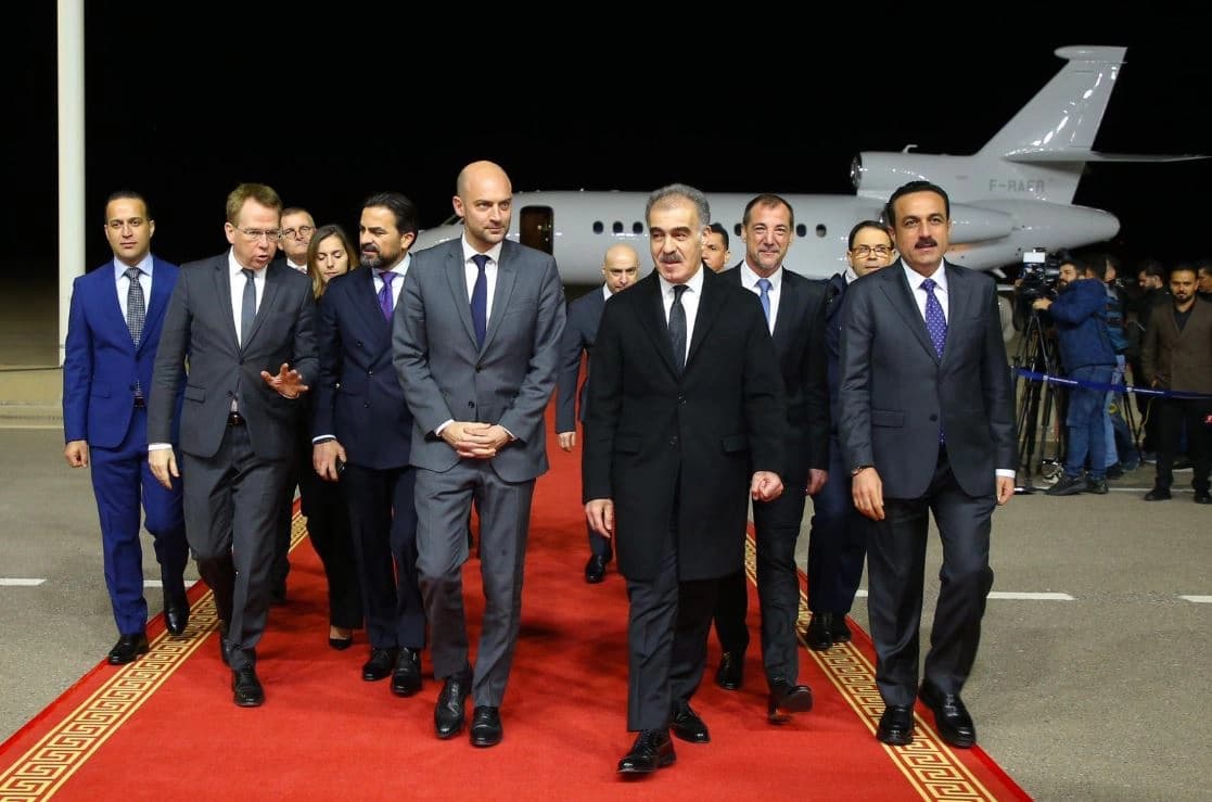 ساتی پێشوازی لە ژان نوێل بارۆ، وەزیری دەرەوەی فەرەنسا لە فڕۆکەخانەی هەولێر، لەلایەن سەفین دزەیی، بەرپرسی فەرمانگەی پەیوەندییەکانی دەرەوەی حکوومەتی هەرێمی کوردستان.