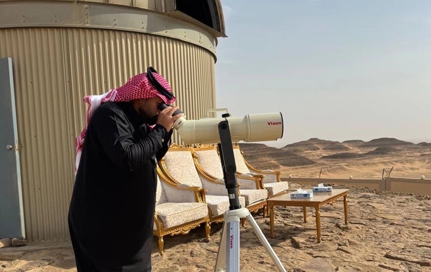 ئەندامێکی لیژنەکانی بینینی مانگ لە سعودیە بەم شێوەیە بەدوای مانگدا دەگەڕێت