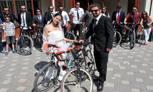 Bu da bisikletli düğün…