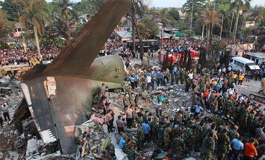 FOTO – Endonezya’da uçak kazası sonrası
