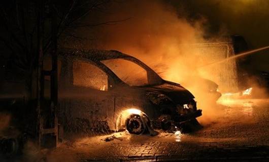VİDEO/İSTANBUL - 7 araç yakıldı / Kahvehane tarandı