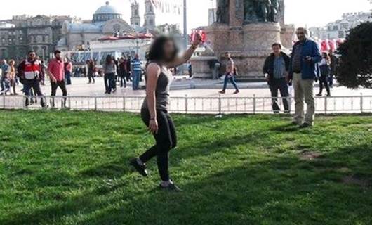VİDEO - Taksim Meydanı’nda çıplak ve bıçak