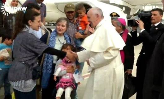 Papa 12 penaberên Sûrî bi xwe re birin