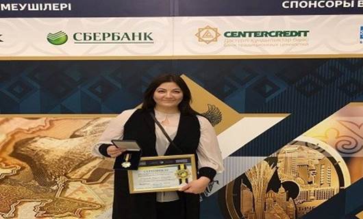 Bankera kurd Narîn Nadirova li Qazaxistanê hat xelatkirin