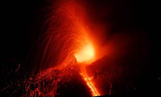 Etna Yanardağı yeniden püskürüyor