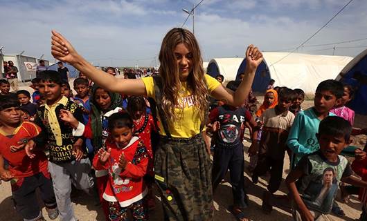 Kurdish pop singer Dashni Morad visits camp for IDPs