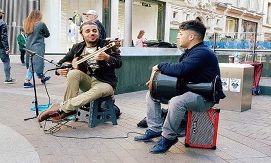 Londra sokaklarında bir Kürt müzisyen
