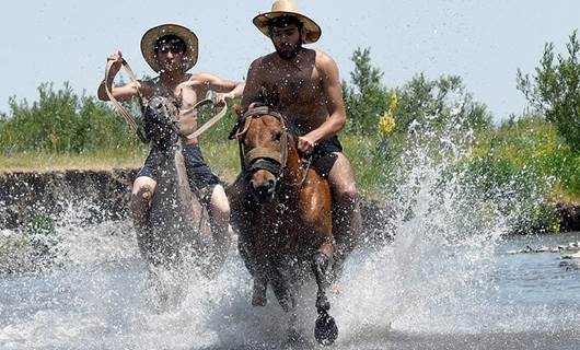 FOTO - Sıcaktan bunalan atlara dere keyfi