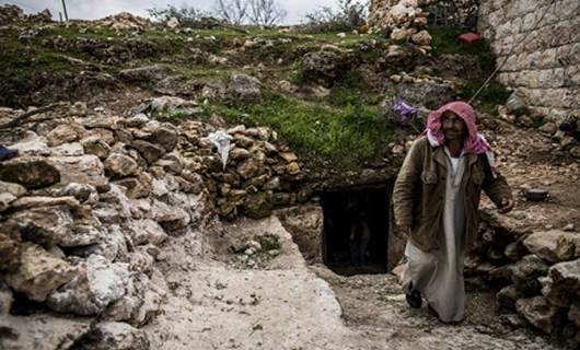 Wêne: Hinek sûrî li nav işkeftên derdora bajarê Idlîb de dijîn