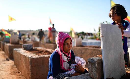 FOTO - Kobani'de mezarlık ziyareti