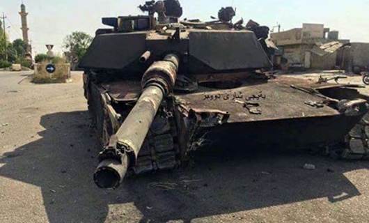 Iraqis remove destroyed Abrams tank from Prde to K1 base