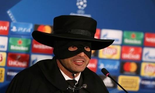 Zorro kıyafetiyle galibiyet sevinci