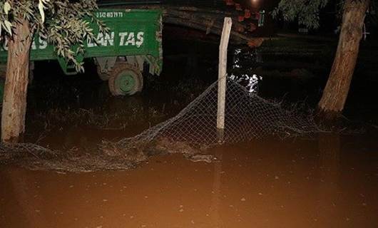 Urfa'da şiddetli yağış su baskınlarına neden oldu