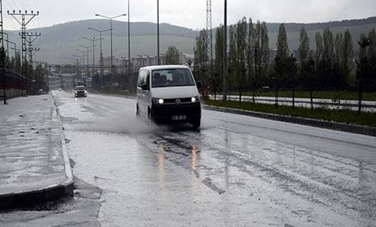 Kürt kentinde sağanak yağış zarara yol açtı